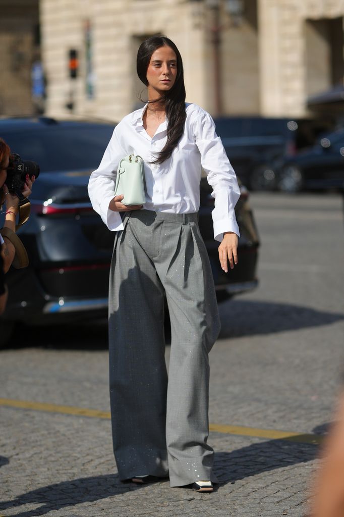 Victoria Federica con camisa blanca y pantalones de pata ancha de estampado pata de gallo, durante la Semana de la Moda de París, el 29 de septiembre de 2026.