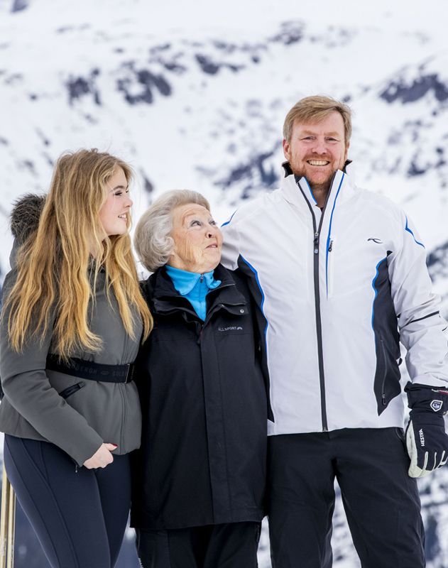 Guillermo de los Países Bajos con su madre y su hija mayor