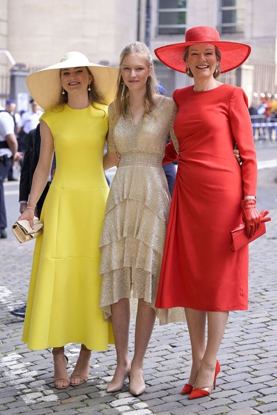 Elisabeth de Bélgica, radiante con un vestido 'limoncello' y pamela XXL