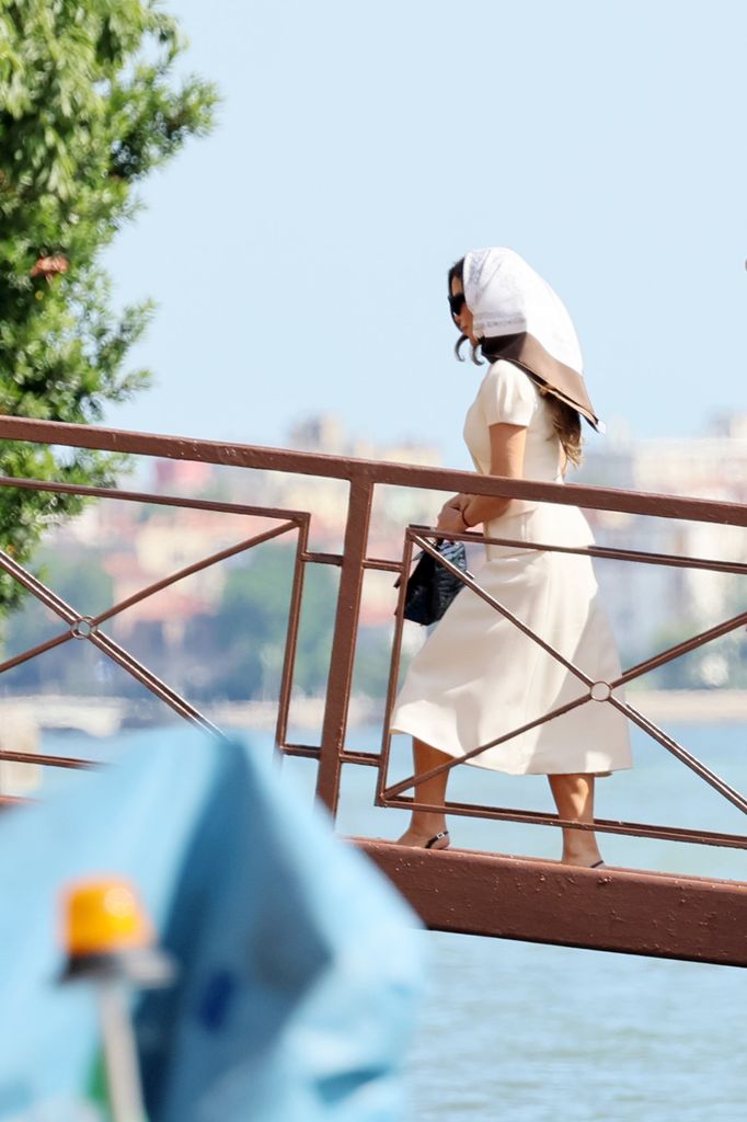 Con un traje beige de falda midi, Lauren Sánchez fue vista en la isla San Giorgio Maggiore 