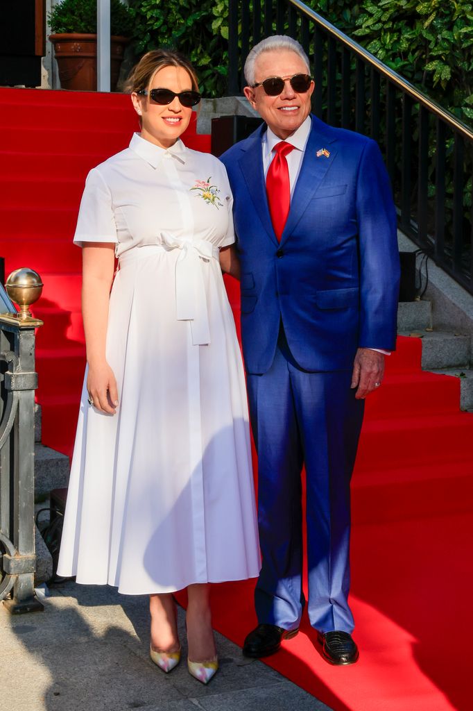 Benjamín León Jr. y su esposa, Mavileibys, durante la recepción celebrada en Madrid con motivo del 250 aniversario de la independencia de Estados Unidos, donde ella dejó ver su avanzado embarazo 