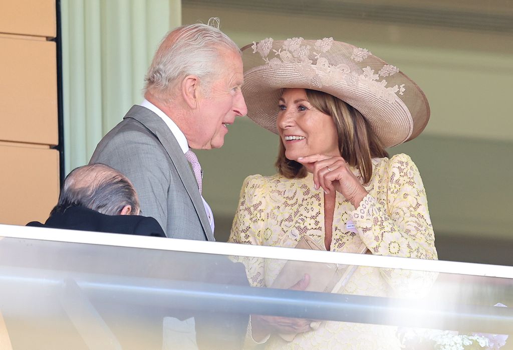 El rey Carlos III y Carole Middleton, mamá de la princesa de Gales.