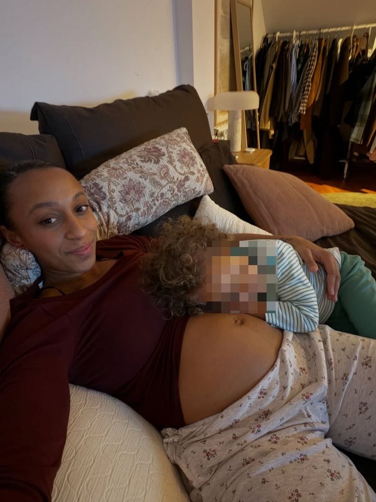 Ana, su hija y el pequeño que viene en camino