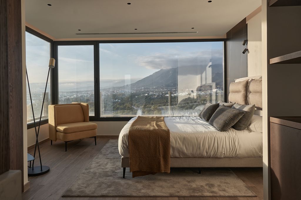 Iluminación apacible sin lámparas colgantes que interrumpan el 'cielo' (el techo)