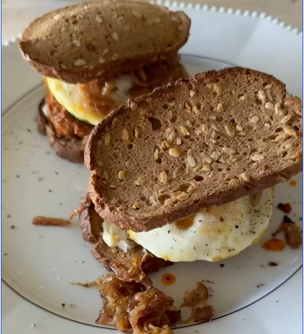 Sándwich de chorizo sin gluten, huevo, aguacate y mermelada de hinojo y cebolla