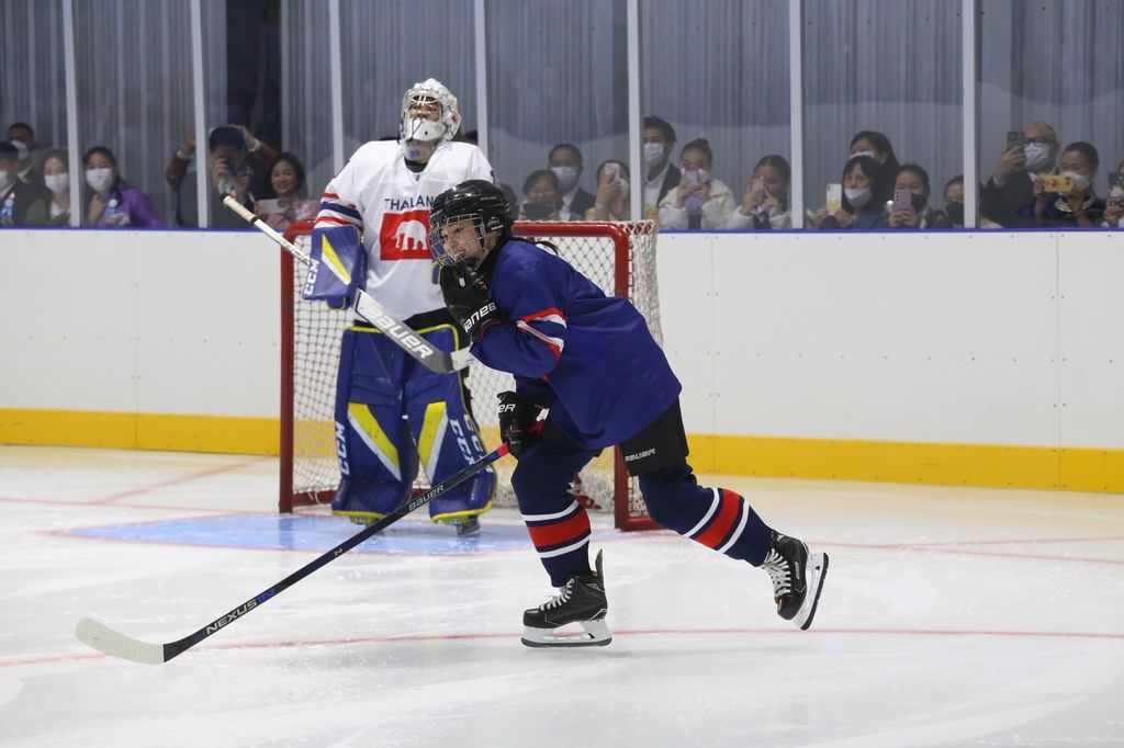 La reina Suthida jugando a Hockey en 2023