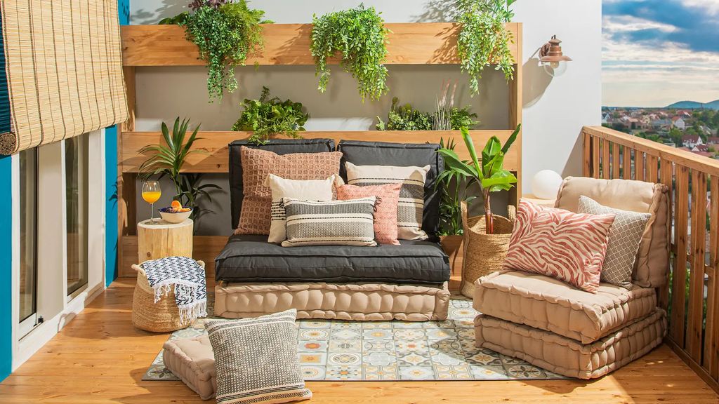 Balcón con palé y plantas