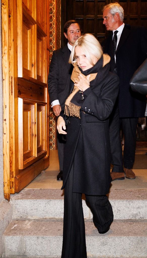 Eugenia Martínez de Irujo a las puertas de la iglesia