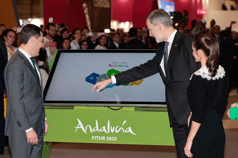 Doña Letizia y don Felipe en el stand de Andalucía de Fitur