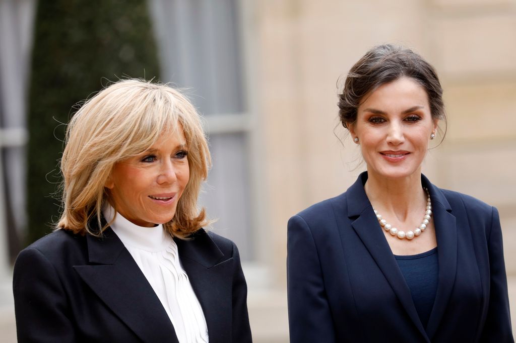 La reina Letizia junto a la Primera Dama de Francia en el Palacio del Elíseo, haciendo uso del collar de perlas de Isabel II