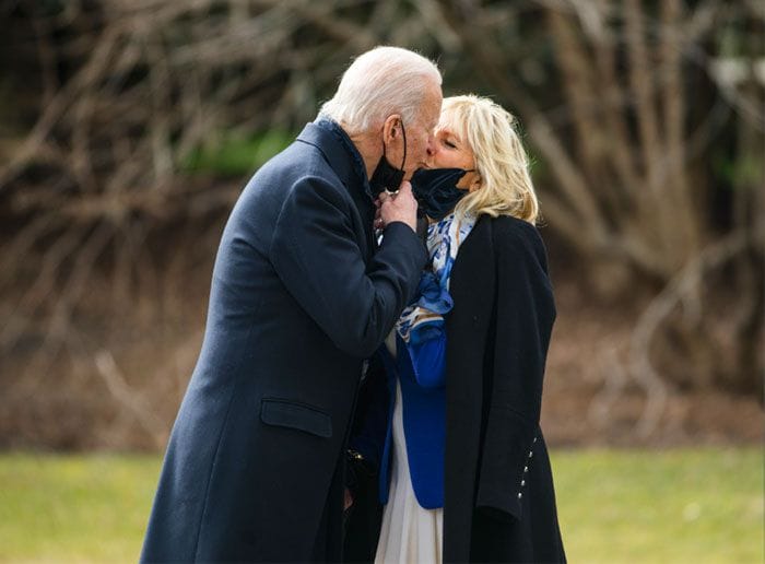 Joe y Jill Biden se besan tras llegar a la Casa Blanca