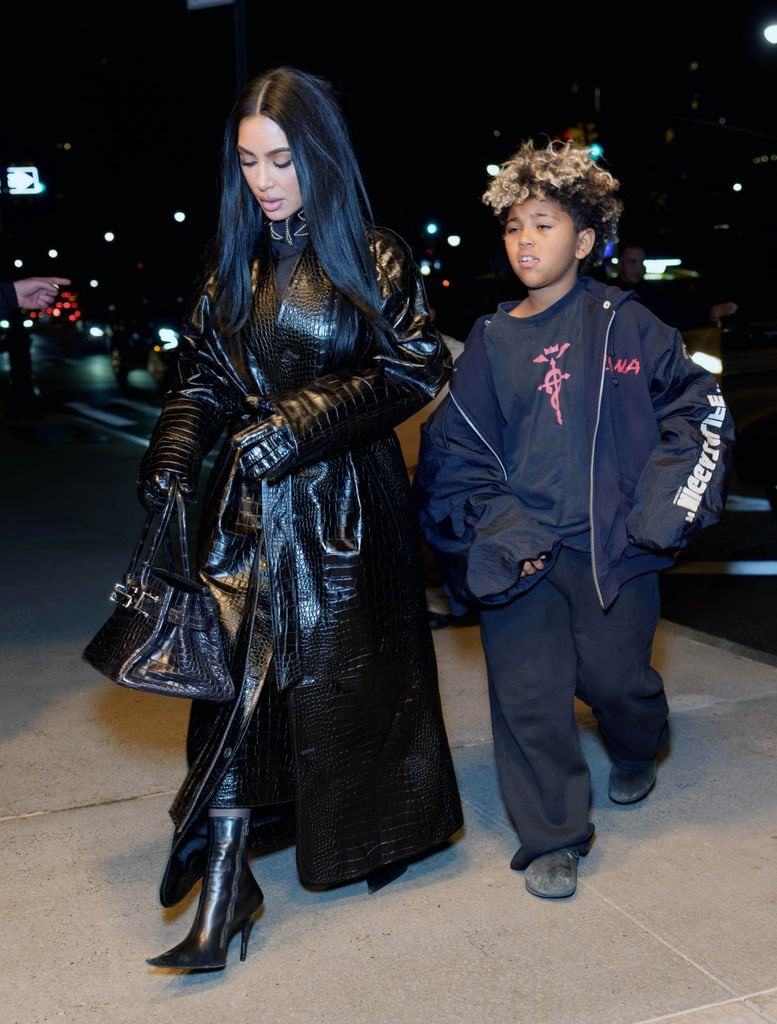 Kim Kardashian lució un sofisticado atuendo negro, mientras su hijo optó por un look deportivo.