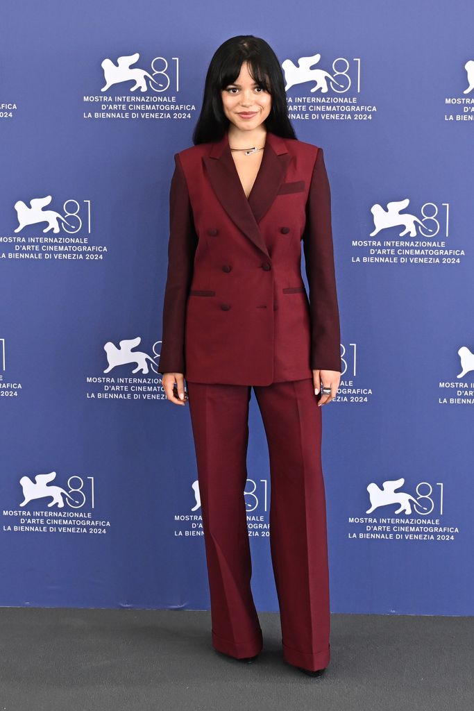Jenna Ortega asiste al photocall de la película «Beetlejuice Beetlejuice» durante el 81º Festival Internacional de Cine de Venecia el 28 de agosto de 2024 en Venecia, Italia