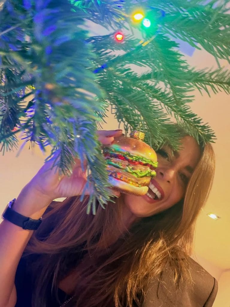 Nuria Roca, feliz con su árbol de Navidad natural y de cuatro metros de altura