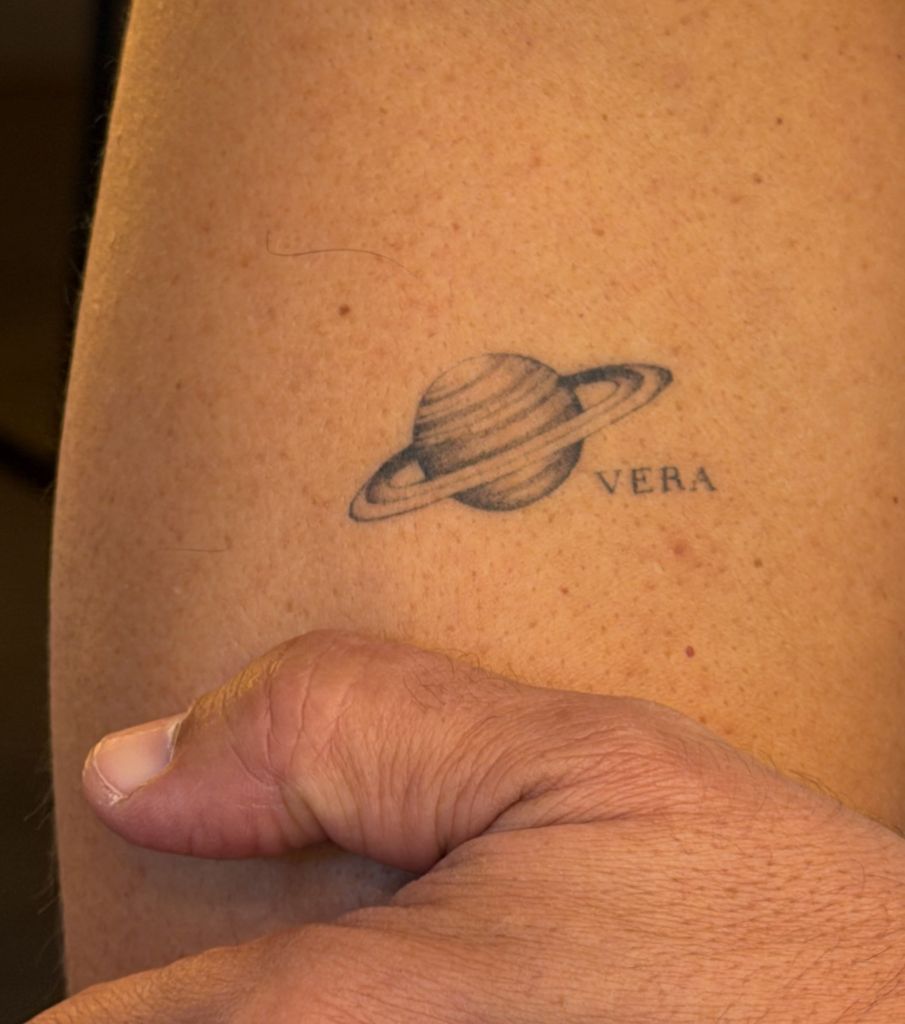 El tatuaje de Juan del Val dedicado al Premio Planeta que ganó en 2025 por 'Vera, una historia de amor'