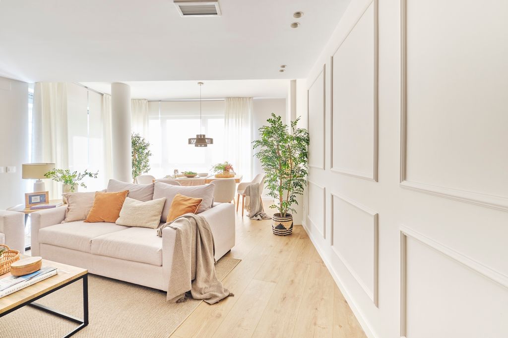 Salón con plantas grandes. 