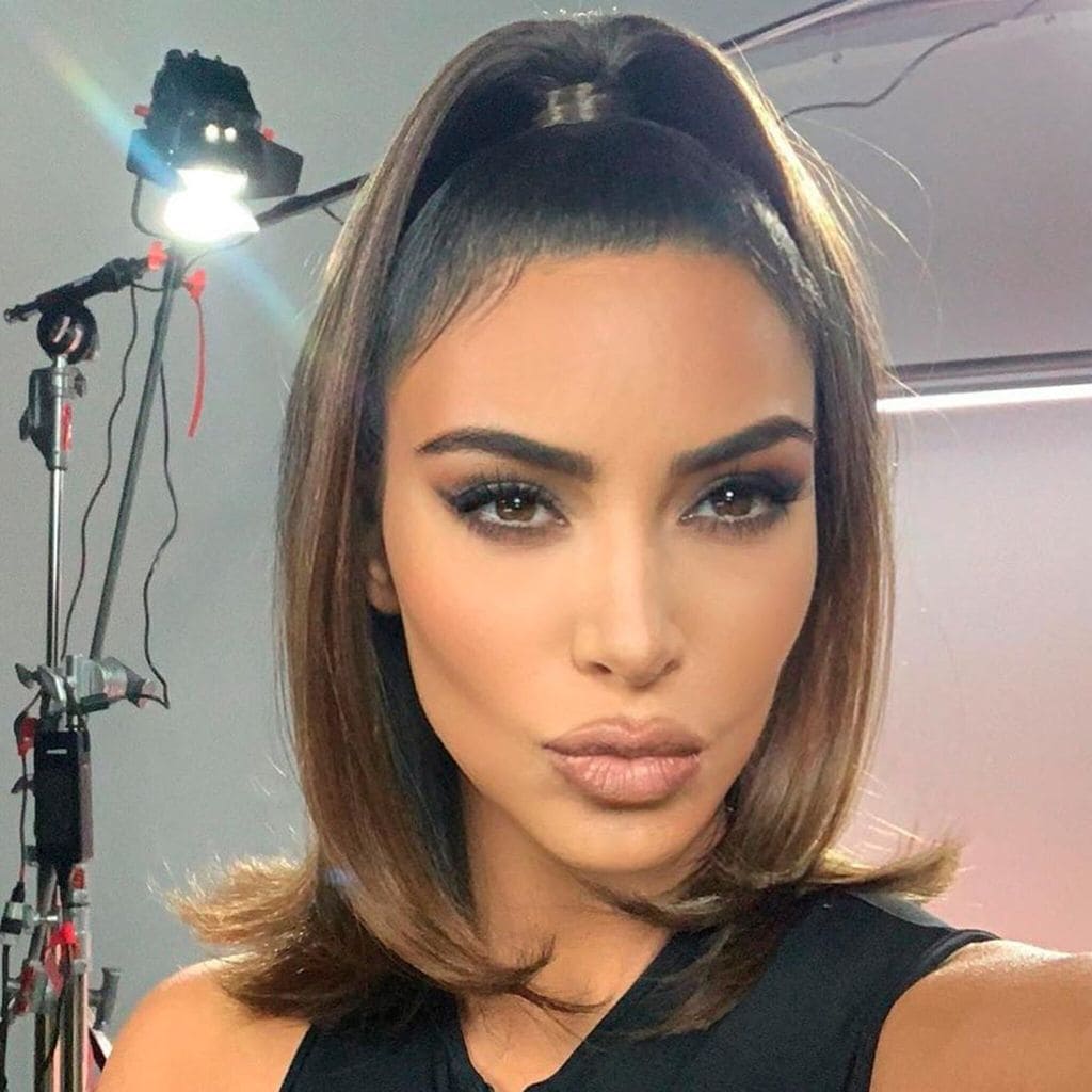 Kim Kardashian con Jennifer Lopez y Alex Rodriguez usando una mascarilla