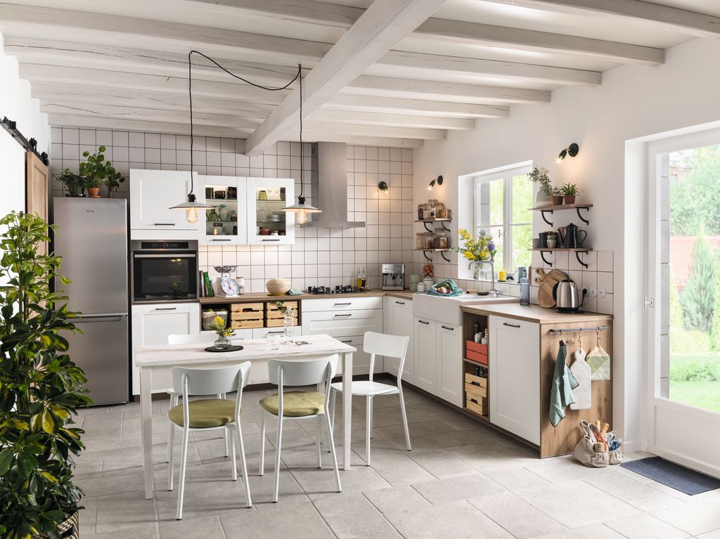 Cocina con muebles blancos