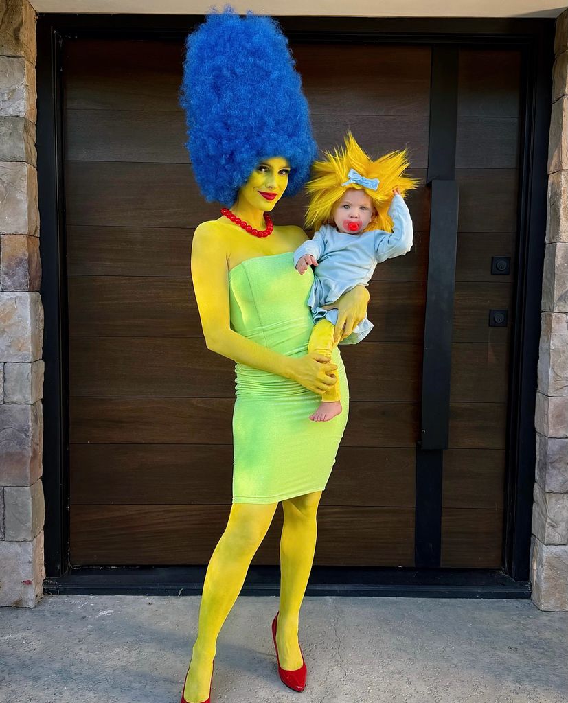 La influencer se caracterizó como Marge Simpson y su hija, como Maggie.
