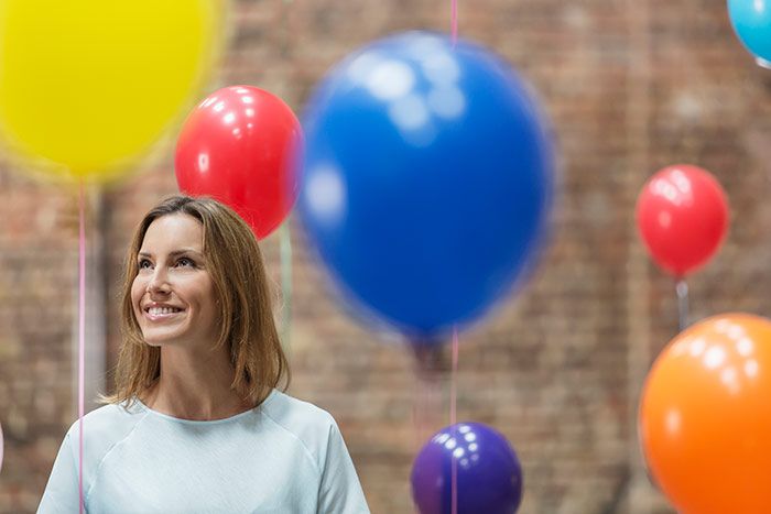 mujer con globos