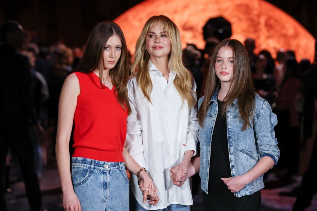 Nicole Kidman con sus hijas Sunday Rose y Faith Margaret en el desfile de Chanel en la Paris Fashion Week el 6 de octubre de 2025