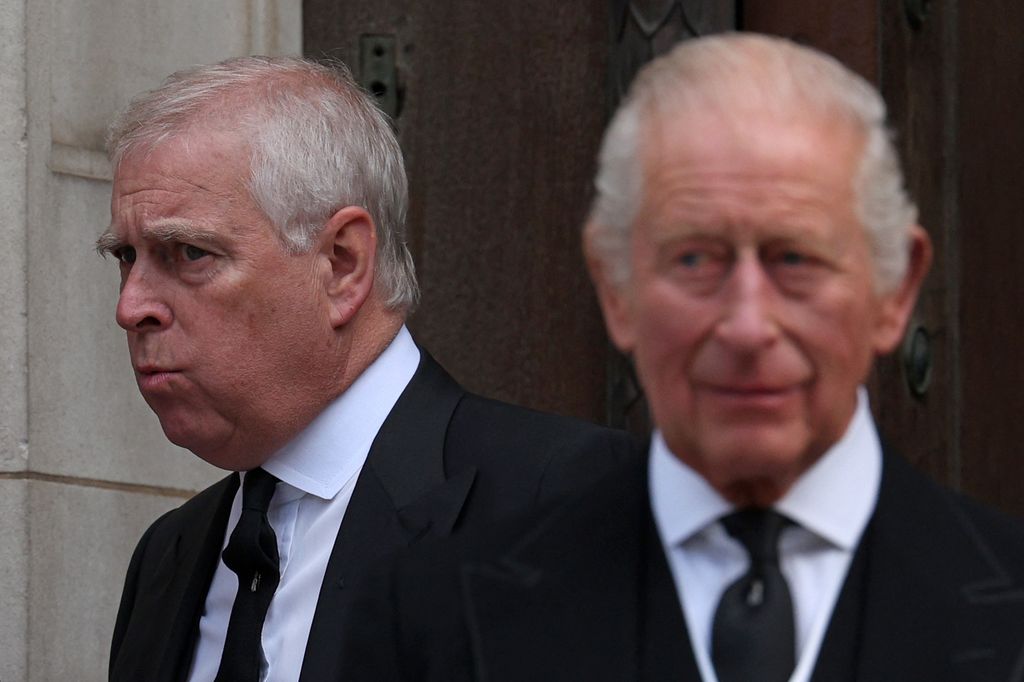 El expríncipe Andrés con el rey Carlos en uno de sus últimos eventos juntos, en el funeral de Katherine, la duquesa de Kent, en la Catedral de Westminster en Londres, el 16 de septiembre de 2025.