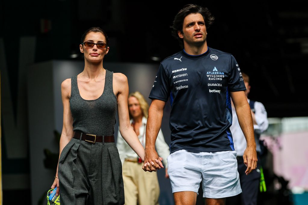 Carlos Sainz y su pareja, la modelo Rebecca Donaldson con la que lleva más de un año de relación 