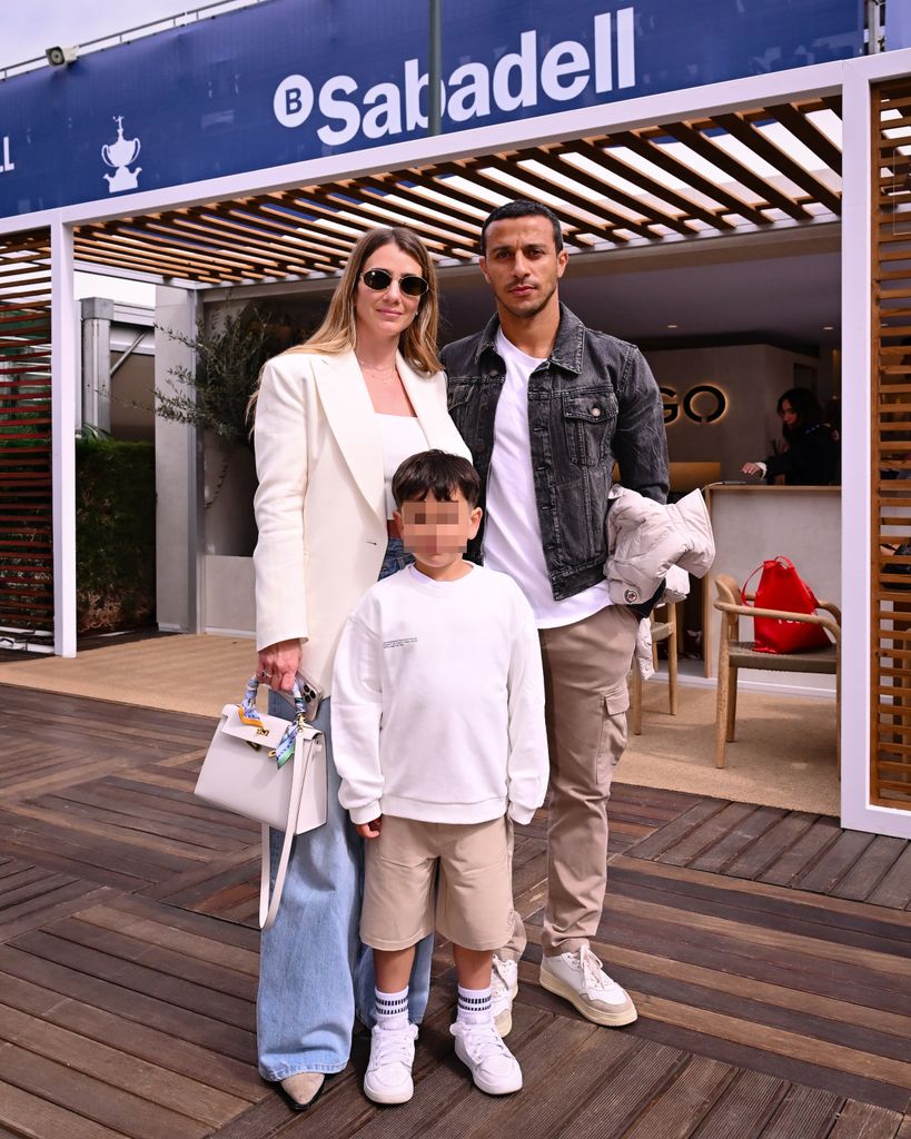 Thiago Alcántara, con su mujer y su hijo