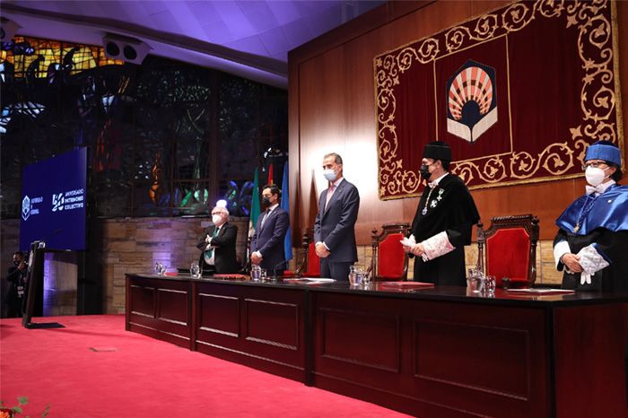 El Rey, entre universitarios