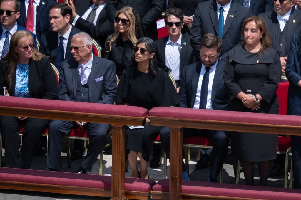 El vicepresidente encabezó la delegación estadounidense en la misa inaugural de León el pasado 18 de mayo, en la que Louis Prevost se sentó junto a Usha Vance.