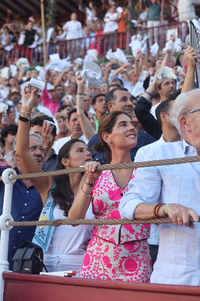 Tana Rivera y Lourdes Montes en una tarde de toros en familia en Málaga viendo a Roca Rey, 2026