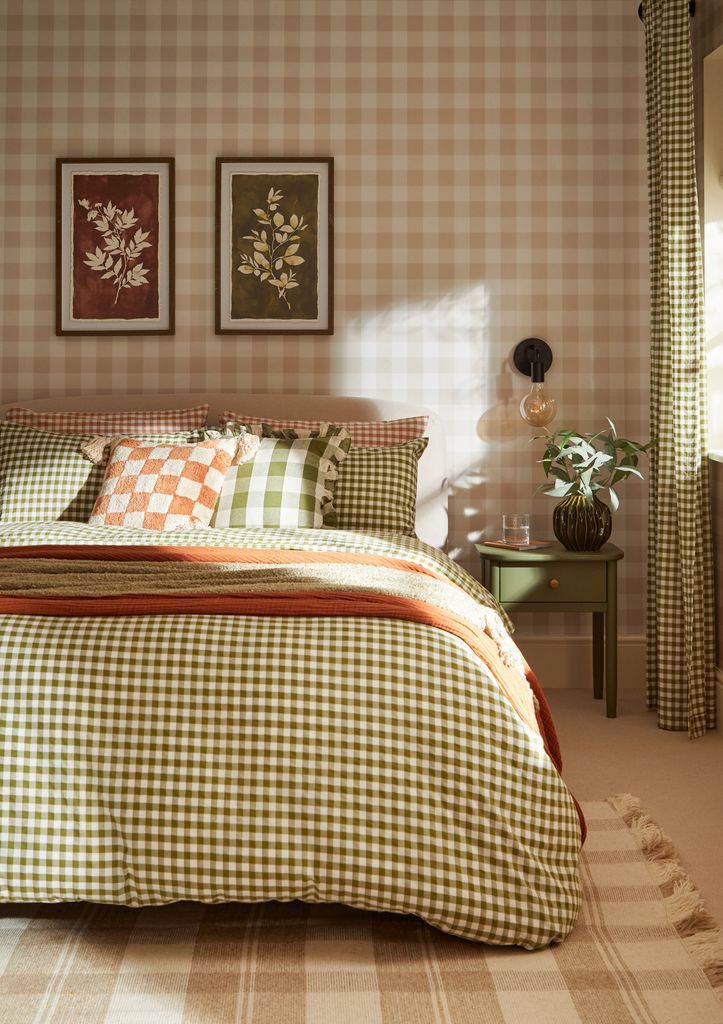 Dormitorio con papel pintado y textiles de cuadros