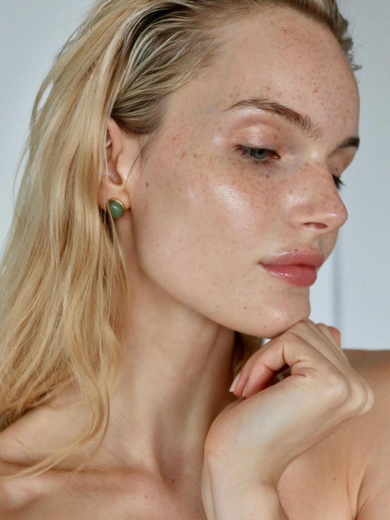 Primer plano de la piel con pecas de Morgan Fletcher