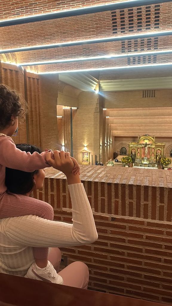 Georgina Rodríguez y su hija Bella Esmeralda en la Parroquia Santa María de Caná en Madrid.