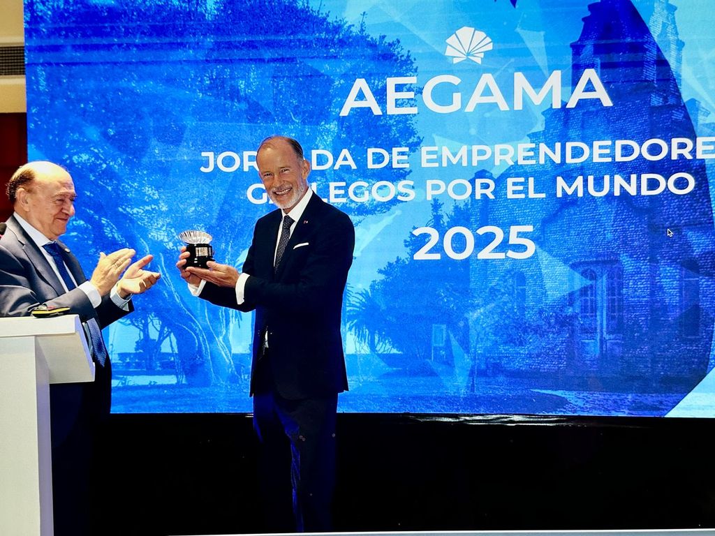 Kyril con su reconocimiento, que recibió de manos de Julio Lage, presidente de la AEGAMA