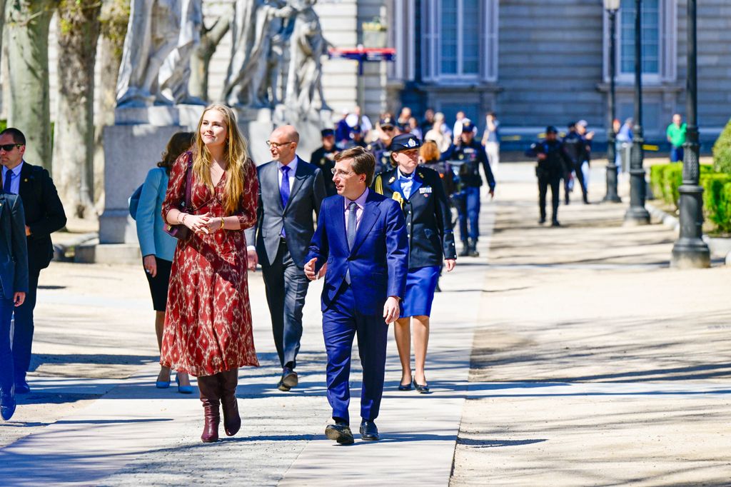 La princesa Amalia de Holanda en el jadrín de tulipanes de la plaza de oriente
