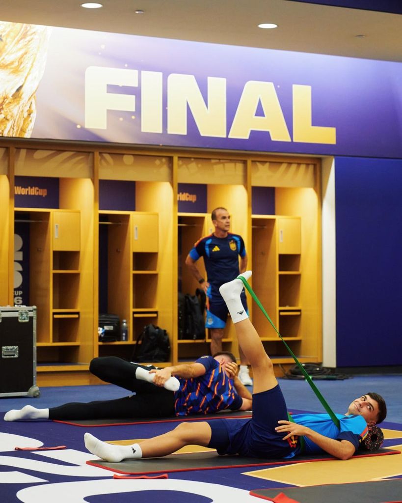 Pedri sonriente y estirando antes de la gran final