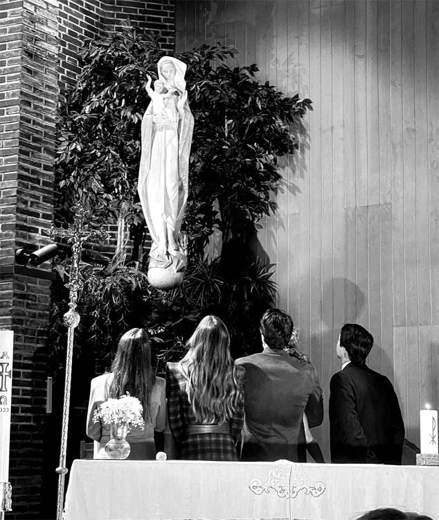 María Pombo con su familia frente a la Virgen