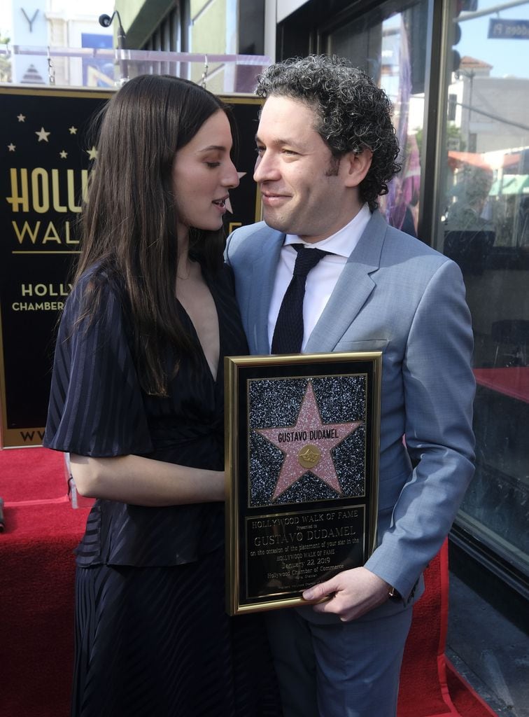 Plano medio de María Valverde y Gustavo Dudamel en la entrega de su estrella de la fama
