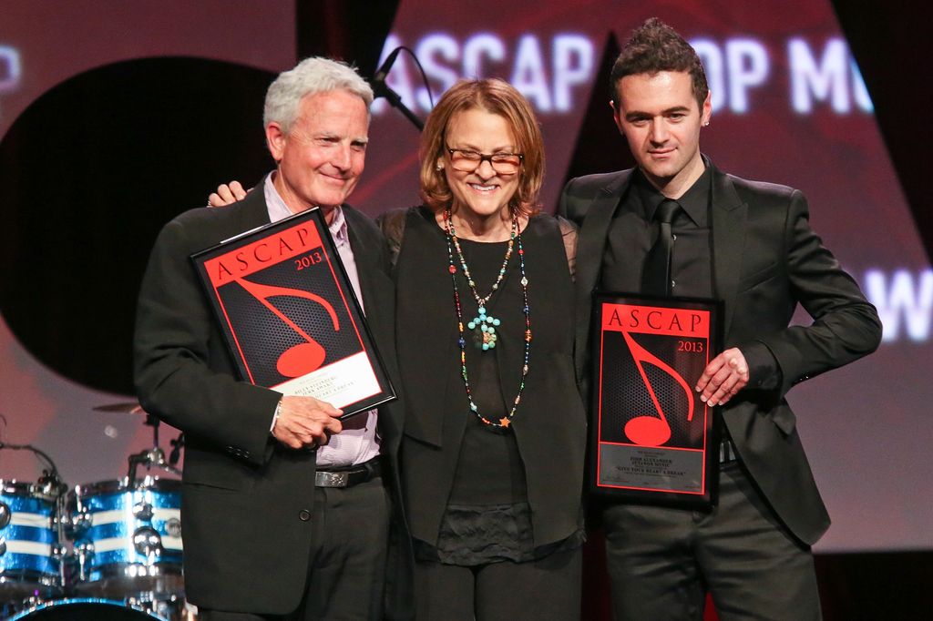 Billy Steinberg recibiendo un galardón en la 30ª edición anual de los premios ASCAP Pop Music Awards