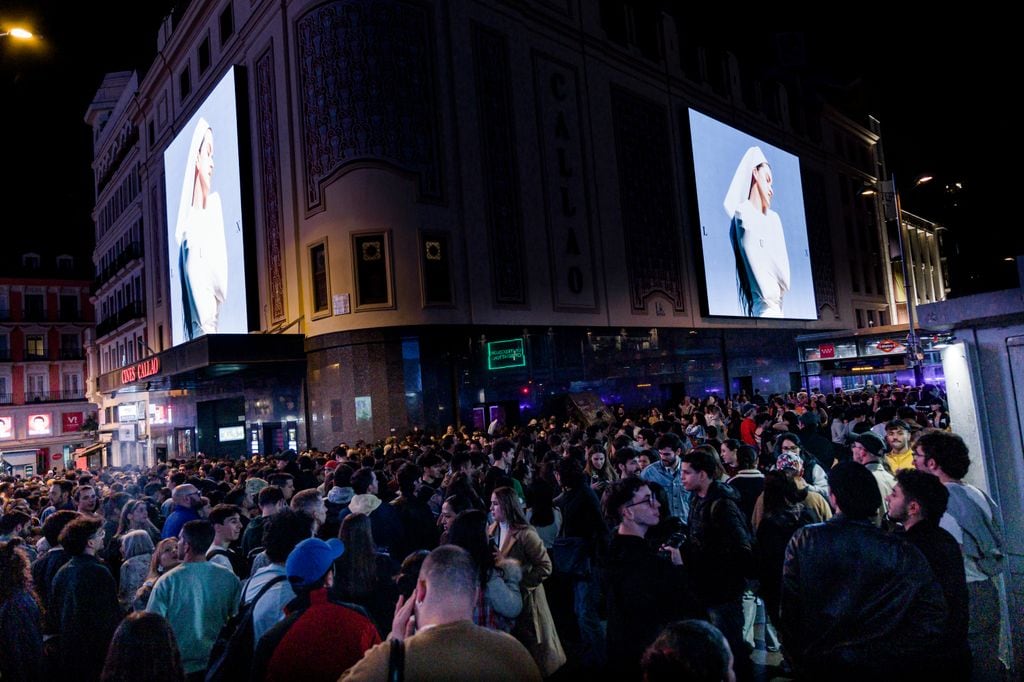 Cientos de personas se congregaron en Plaza Callao para la presentación del disco de Rosalía