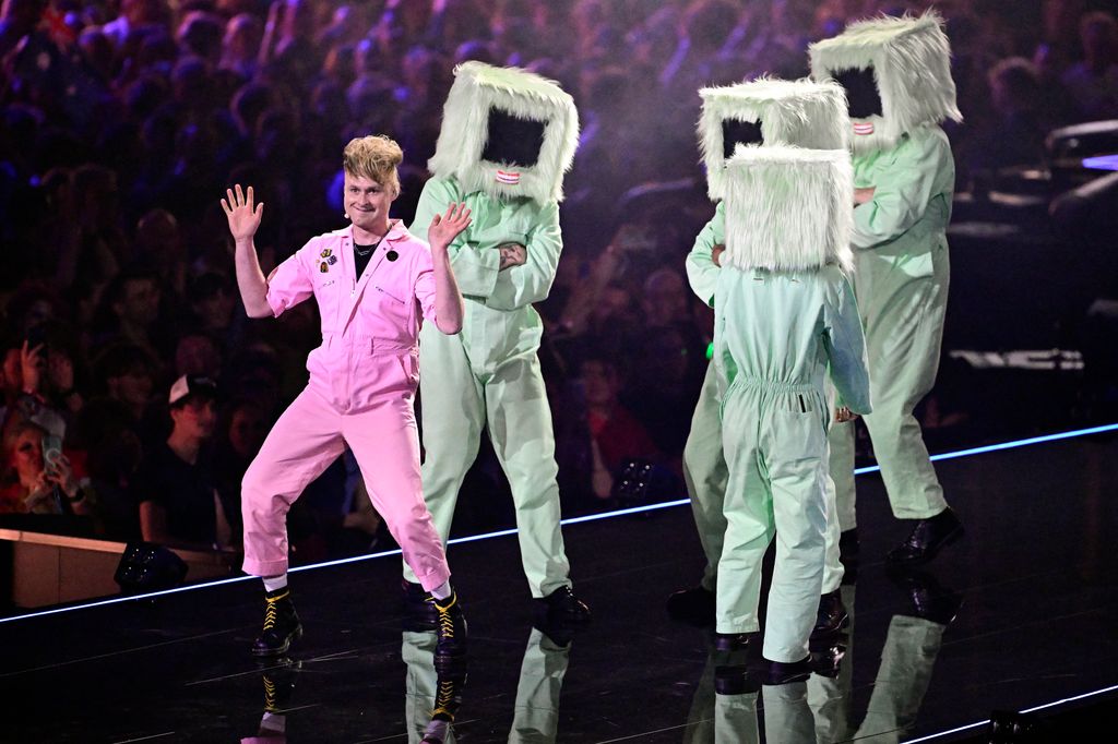 El músico británico Sam Battle, conocido como Look Mum No Computer, durante el ensayo de la segunda semifinal de Eurovisión 2026 en Viena. Representa a Reino Unido con Eins, Zwei, Drei en una edición marcada por la ausencia de España
