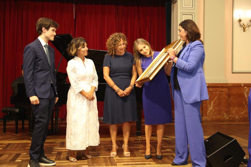 Sonsoles Ónega se ha mostrado especialmente emocionada durante el homenaje a su padre