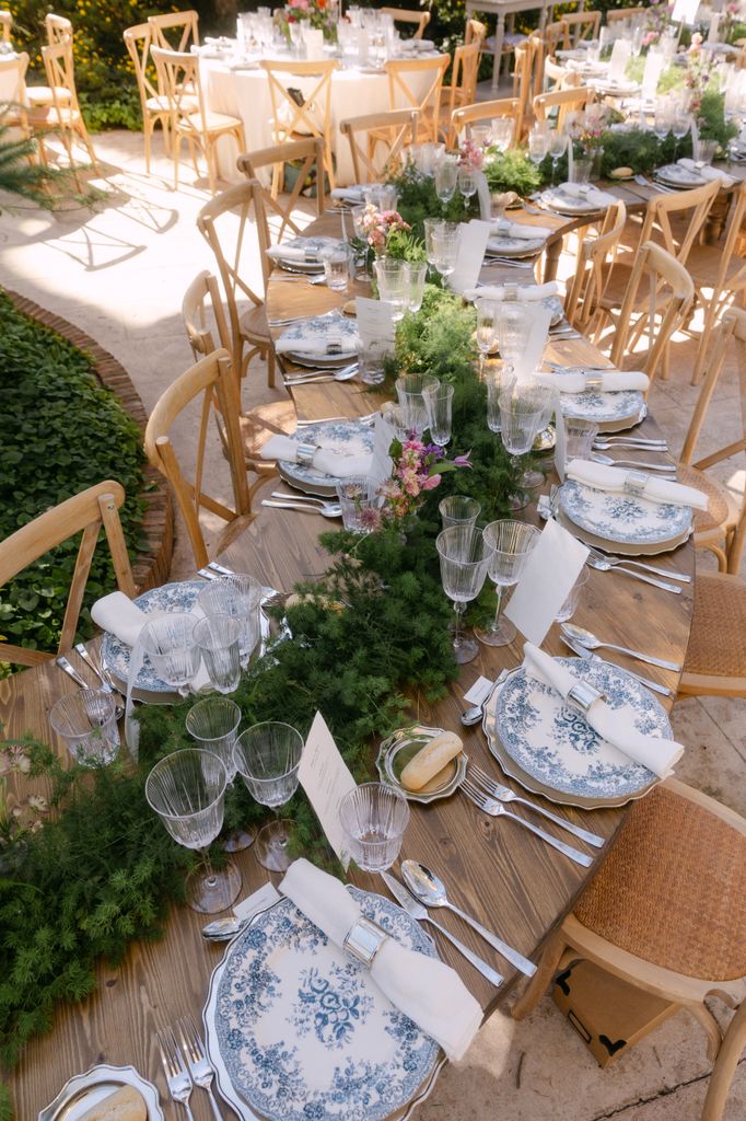 Decoración de boda al aire libre mesas en S