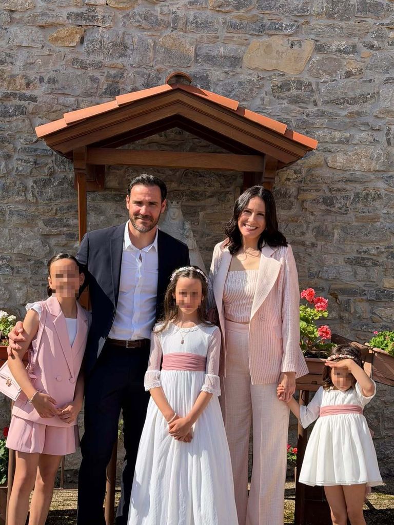 Saúl Craviotto y Celia García posan así de felices y conjuntados junto a sus tres hijas