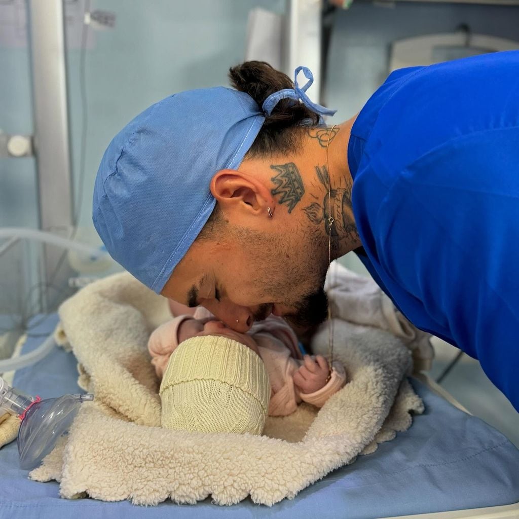 En marzo de 2024, Maluma le dio la bienvenida a su hija Paris.