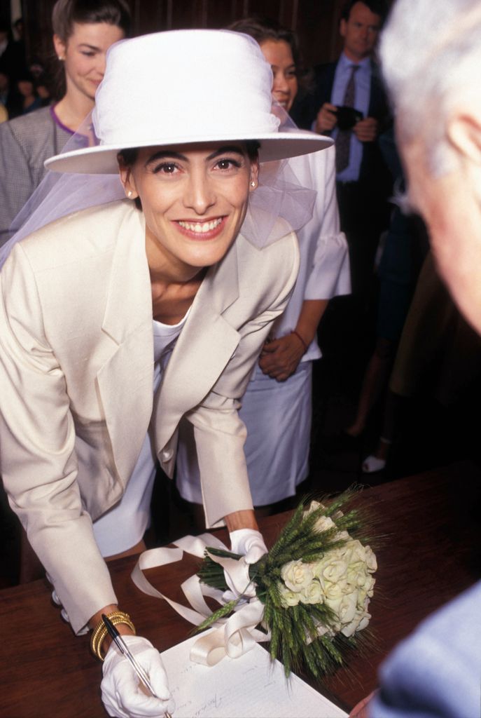 Look de novia de Inés de la Fressange con sombrero y velo