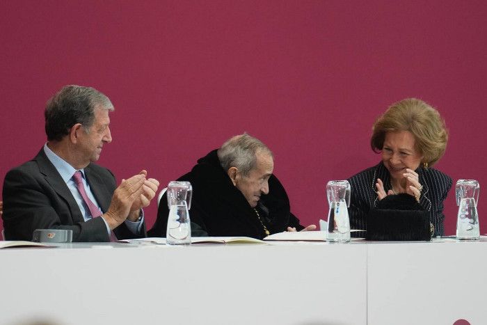 Doña Sofía durante la firma en el libro de honor de la Universidad Camilo José Cela