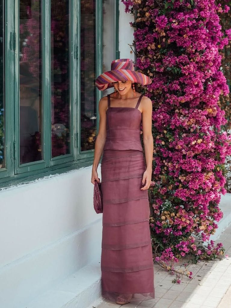 Look de invitada con tocado