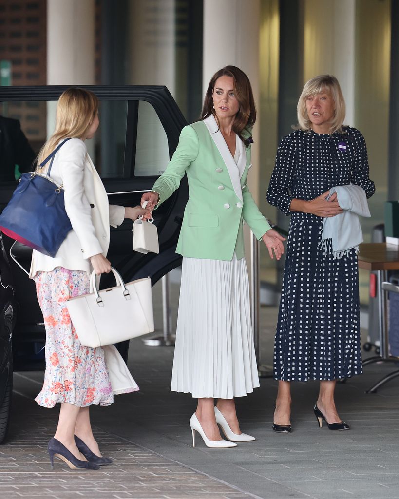 La Princesa de Gales entrega su bolso a Natalie Barrows